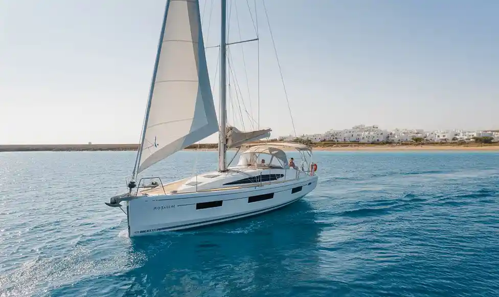 Grupo de amigos navegando frente a la costa de Mojácar