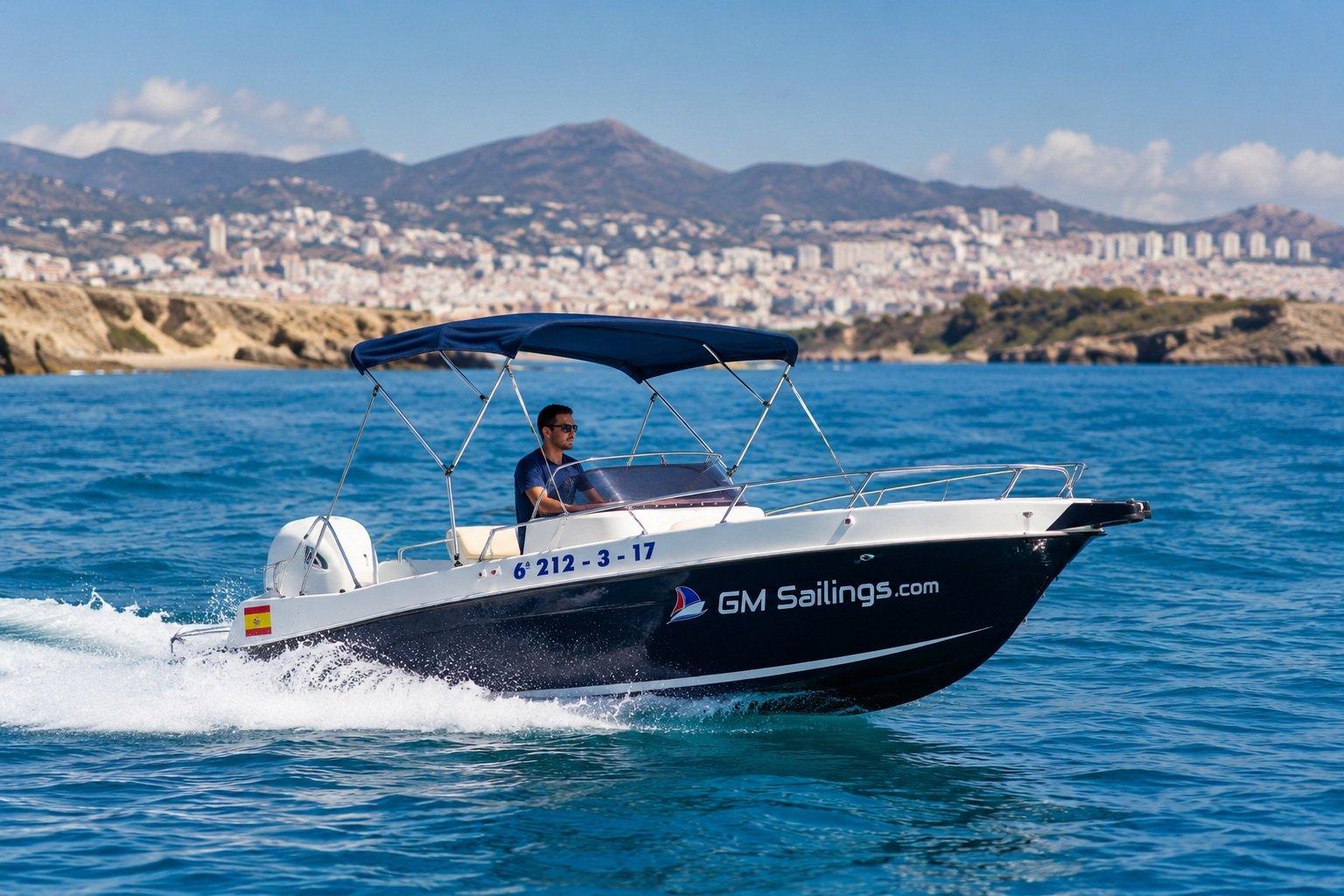 Jeanneau Sun Odyssey 35 fondeado en una cala de aguas cristalinas