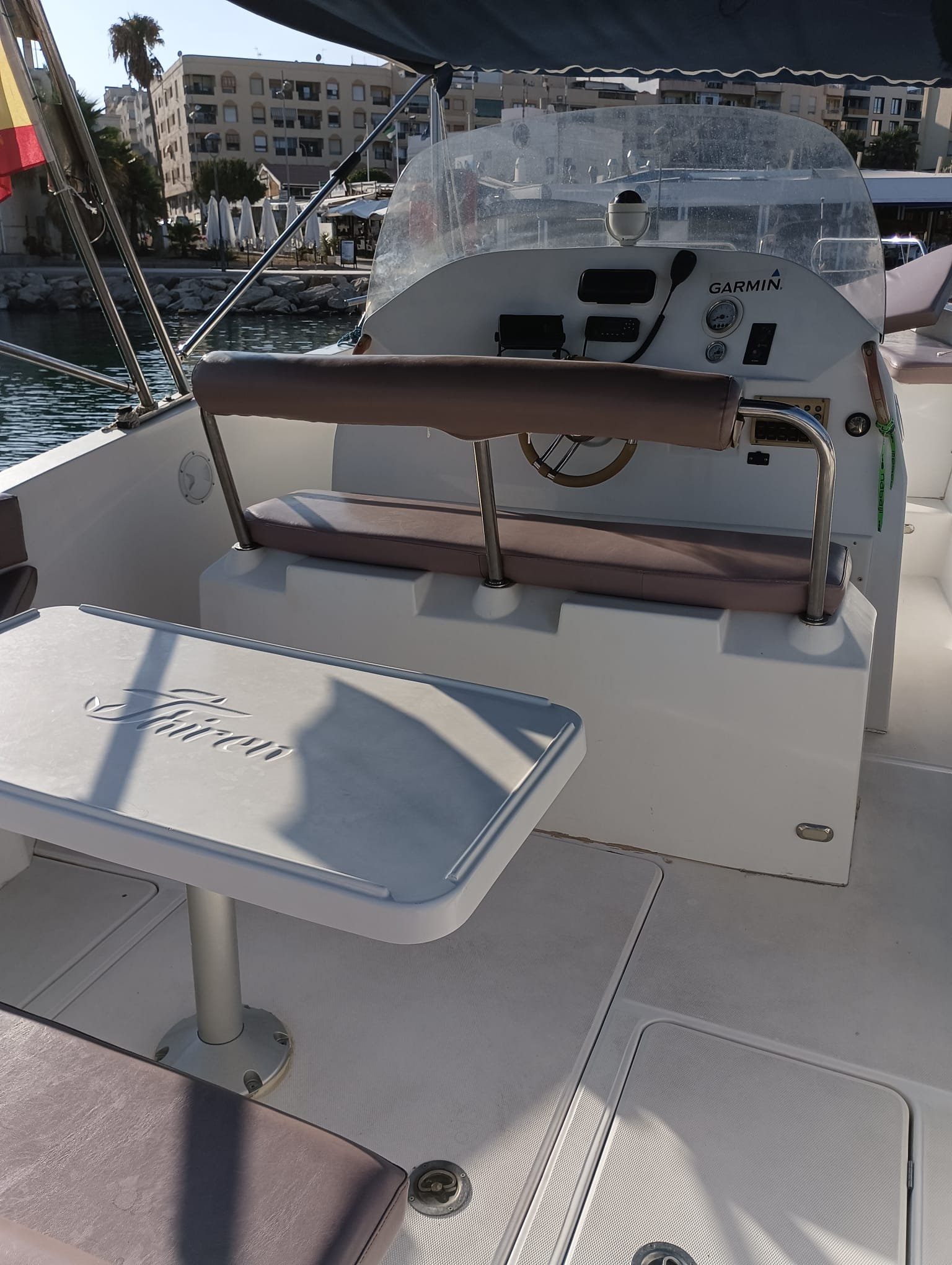 Interior del salón y cocina del Bénéteau Oceanis 330